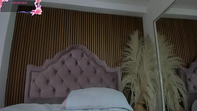 Snapshot of Violett_hott_ chatting on 04-21-26, 12:22 Violett hott online show from 04-21-26, 12:22