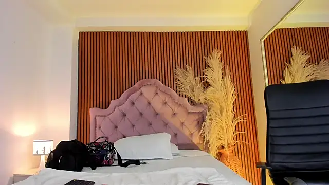 Snapshot of Violett_hott_ chatting on 04-26-26, 12:58 Violett hott online show from 04-26-26, 12:58