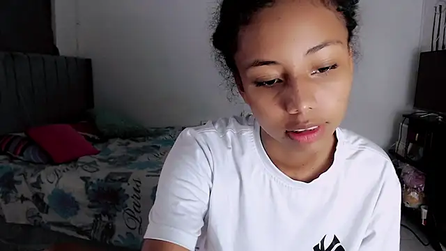 Snapshot of linda_brown_ chatting on 02-13-26, 01:18 linda brown online show from 02-13-26, 01:18