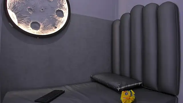 Luna  02 online show from 02-18-26, 12:01