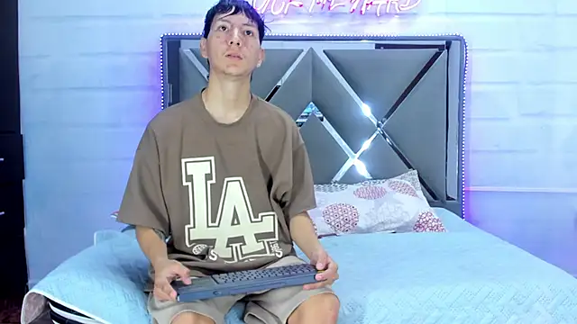 Snapshot of BunnyLove_ chatting on 01-13-26, 12:05 BunnyLove online show from 01-13-26, 12:05