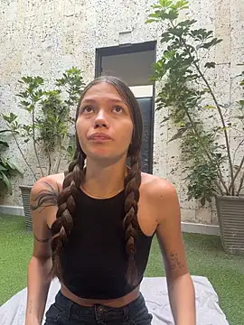 EmmaJhoons online show from 02-06-26, 11:46