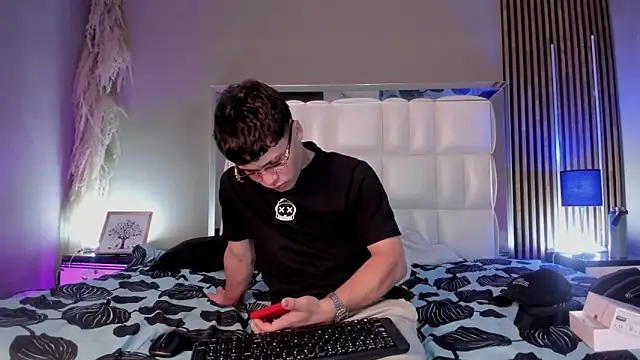 Roger And Ramona online show from 04-19-26, 12:48