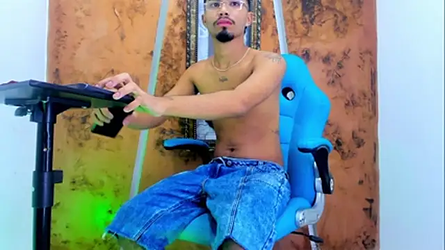 Snapshot of Baby_sexdemon chatting on 01-11-26, 08:14 Baby sexdemon online show from 01-11-26, 08:14