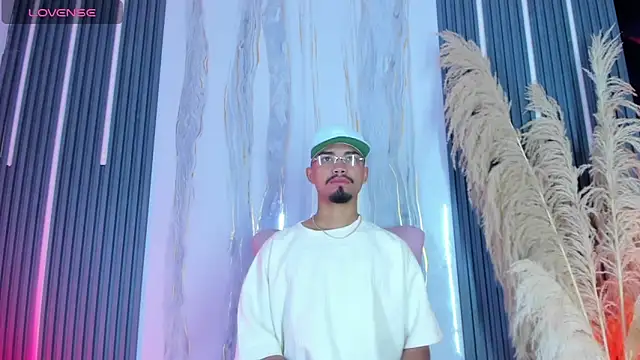 Snapshot of Baby_sexdemon chatting on 02-06-26, 08:34 Baby sexdemon online show from 02-06-26, 08:34