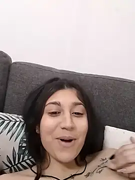 Snapshot of Roxanamadia chatting on 02-15-26, 05:20 Roxanamadia online show from 02-15-26, 05:20