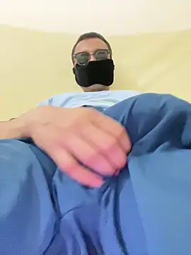 Snapshot of Uzieham22 chatting on 02-21-26, 04:30 Uzieham22 online show from 02-21-26, 04:30