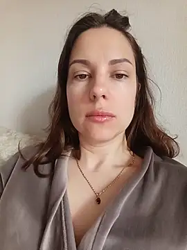 Snapshot of She-Moon chatting on 05-18-26, 05:35 She-Moon online show from 05-18-26, 05:35