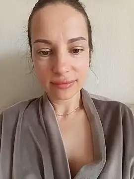 Snapshot of She-Moon chatting on 06-17-26, 06:49 She-Moon online show from 06-17-26, 06:49