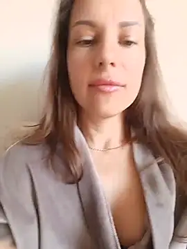Snapshot of She-Moon chatting on 06-27-26, 06:40 She-Moon online show from 06-27-26, 06:40