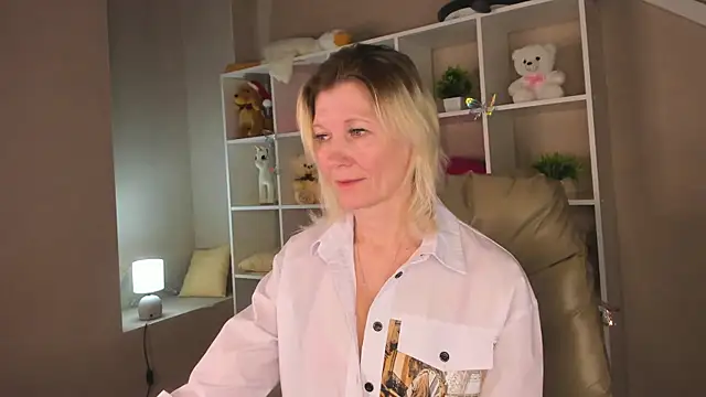 Julie Lucas online show from 03-02-26, 02:58