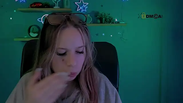 Snapshot of miles_candy chatting on 02-25-26, 08:29 miles candy online show from 02-25-26, 08:29