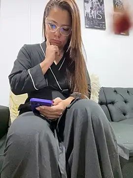 Snapshot of Pretty__Milf chatting on 05-29-26, 10:24 Pretty Milf online show from 05-29-26, 10:24