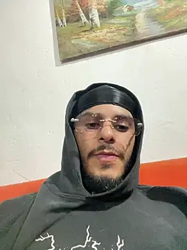 Snapshot of liyamjunior chatting on 02-11-26, 04:39 liyamjunior online show from 02-11-26, 04:39