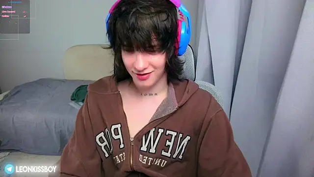 LeonBoykisser online show from 06-11-26, 06:50