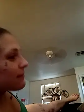 Snapshot of LadySn0w26 chatting on 02-04-26, 04:24 LadySn0w26 online show from 02-04-26, 04:24