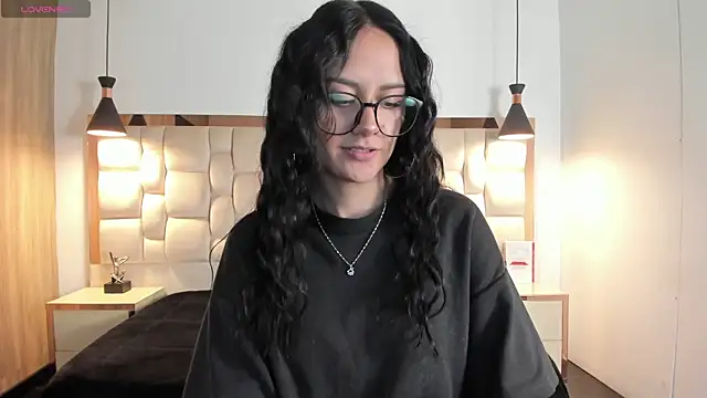 NiccolleHall online show from 03-11-26, 08:48