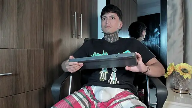 milo boy98 online show from 03-12-26, 04:51