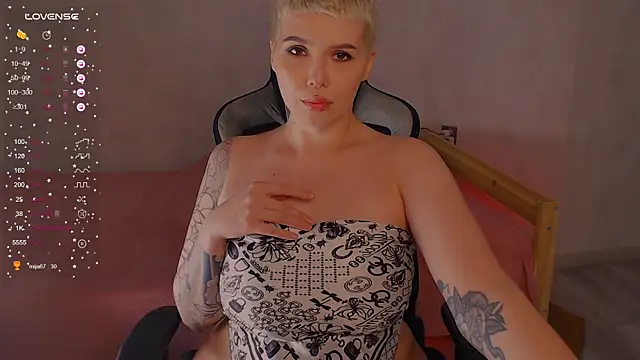 Snapshot of Elise_Day chatting on 06-24-26, 04:28 Elise Day online show from 06-24-26, 04:28