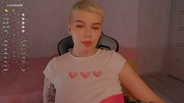 Snapshot of Elise_Day chatting on 06-25-26, 01:48 Elise Day online show from 06-25-26, 01:48