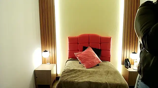 IvonneRoss  online show from 02-12-26, 12:00