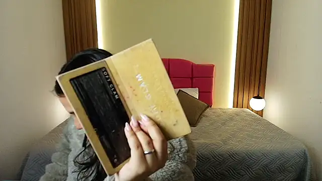 IvonneRoss  online show from 04-21-26, 11:49