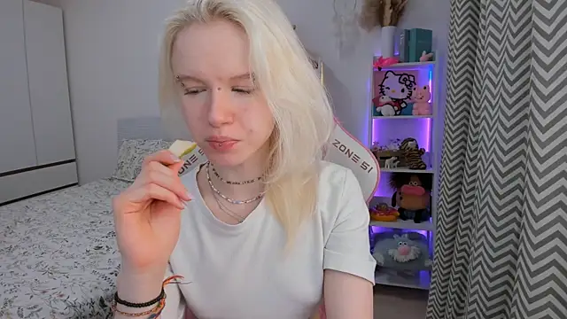 Snapshot of Mia_WaterFall chatting on 02-13-26, 03:24 Mia WaterFall online show from 02-13-26, 03:24