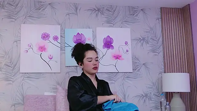 Snapshot of RoxanaAngel chatting on 01-18-26, 06:06 RoxanaAngel online show from 01-18-26, 06:06