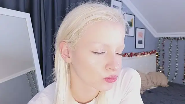 Naomi Demio online show from 04-11-26, 12:20