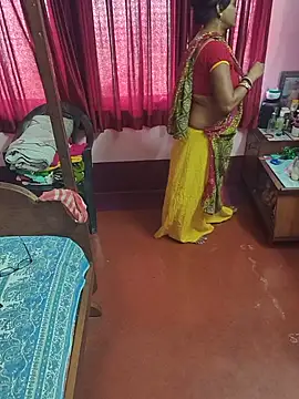 Snapshot of Little-Roshni chatting on 06-16-26, 07:00 Little-Roshni online show from 06-16-26, 07:00