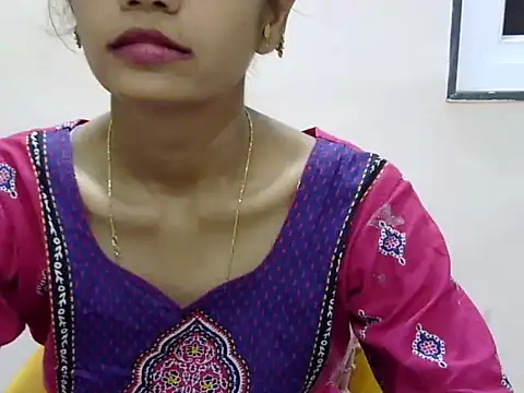 Snapshot of Kulsum_S chatting on 05-15-26, 01:18 Kulsum S online show from 05-15-26, 01:18