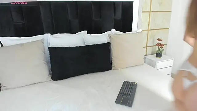 Crystal Rose   online show from 07-22-26, 03:31