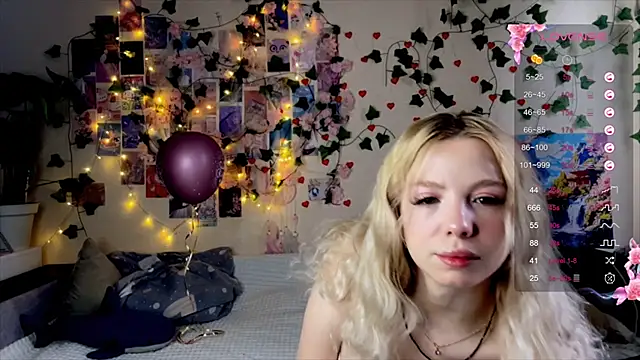 Snapshot of Akari-moon chatting on 04-09-26, 05:40 Akari-moon online show from 04-09-26, 05:40