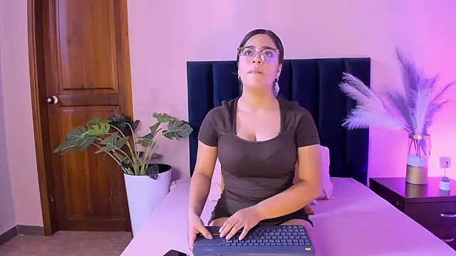 VaiaLowell online show from 03-09-26, 06:12