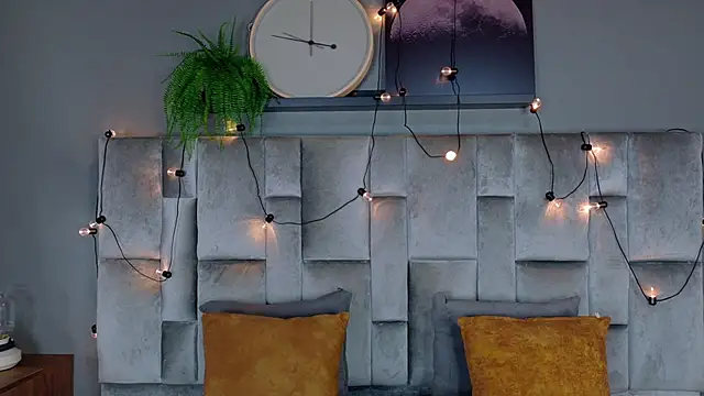 AnnieRouse   online show from 04-23-26, 11:42