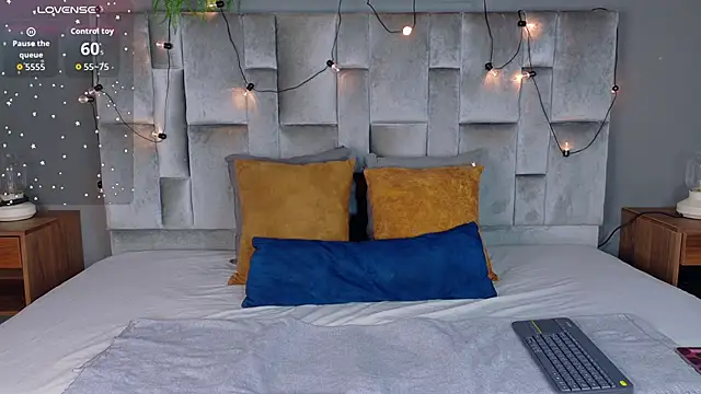 AnnieRouse   online show from 04-23-26, 12:29