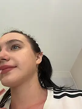 MiaTee online show from 03-20-26, 03:44