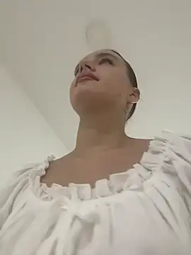 MiaTee online show from 04-19-26, 03:06