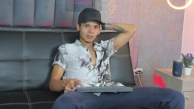 Snapshot of Alejandroo_Montenegro chatting on 03-18-26, 01:42 Alejandroo Montenegro online show from 03-18-26, 01:42