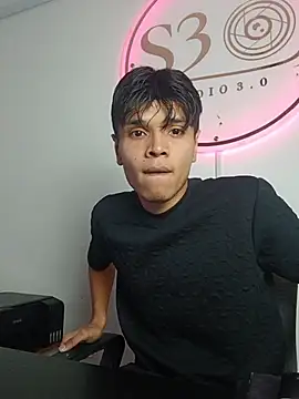 Snapshot of Alejandroo_Montenegro chatting on 04-18-26, 10:43 Alejandroo Montenegro online show from 04-18-26, 10:43
