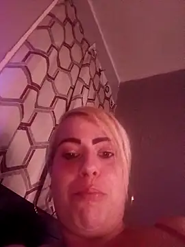 Snapshot of Shirley0810 chatting on 04-15-26, 04:52 Shirley0810 online show from 04-15-26, 04:52