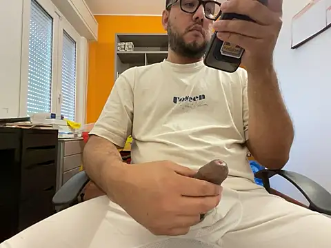latinocalientehot online show from 06-18-26, 04:11