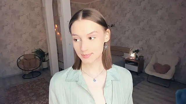 LianneBynon online show from 06-06-26, 08:41