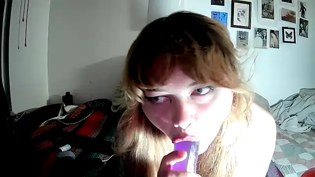 Snapshot of lucielark chatting on 10-01-25, 05:57 lucielark online show from 10-01-25, 05:57