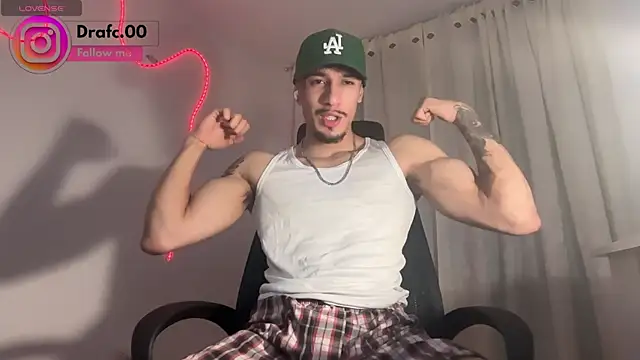 Snapshot of rafael_stone11 chatting on 05-05-26, 02:52 rafael stone11 online show from 05-05-26, 02:52