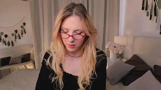 Snapshot of Tiffany__King chatting on 05-10-26, 05:56 Tiffany King online show from 05-10-26, 05:56
