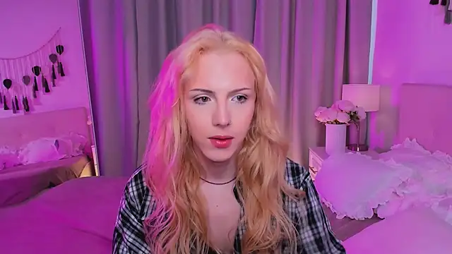 Snapshot of Tiffany__King chatting on 05-17-26, 05:38 Tiffany King online show from 05-17-26, 05:38
