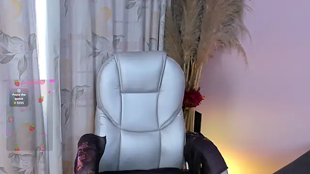 Snapshot of Sylvara_bx chatting on 05-25-26, 01:06 Sylvara bx online show from 05-25-26, 01:06