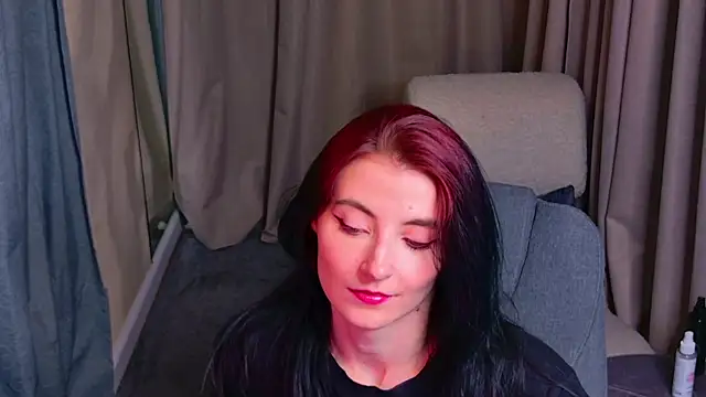 Snapshot of NicoleLuxe chatting on 05-12-26, 06:27 NicoleLuxe online show from 05-12-26, 06:27