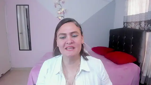 Snapshot of Hi__kitty_ chatting on 02-10-26, 03:05 Hi kitty online show from 02-10-26, 03:05